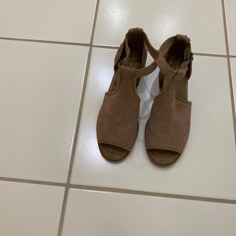 Ugg Koolaburra Leather Sandals. Block heel. Size 7. Open toe. Strap. Tan.